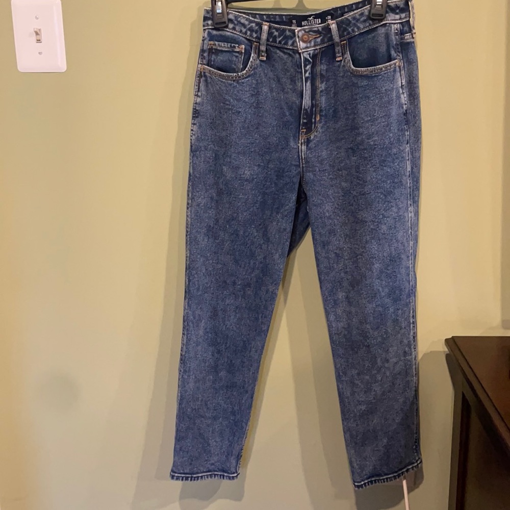Hollister Ultra Curvy High-Waisted Medium Wash Cropped Mom Jeans. Size 7S.